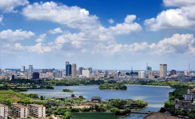 上海现有人口_...航运中心,首批沿海开放城市.上海现有常住人口2415万,都是城区(3)